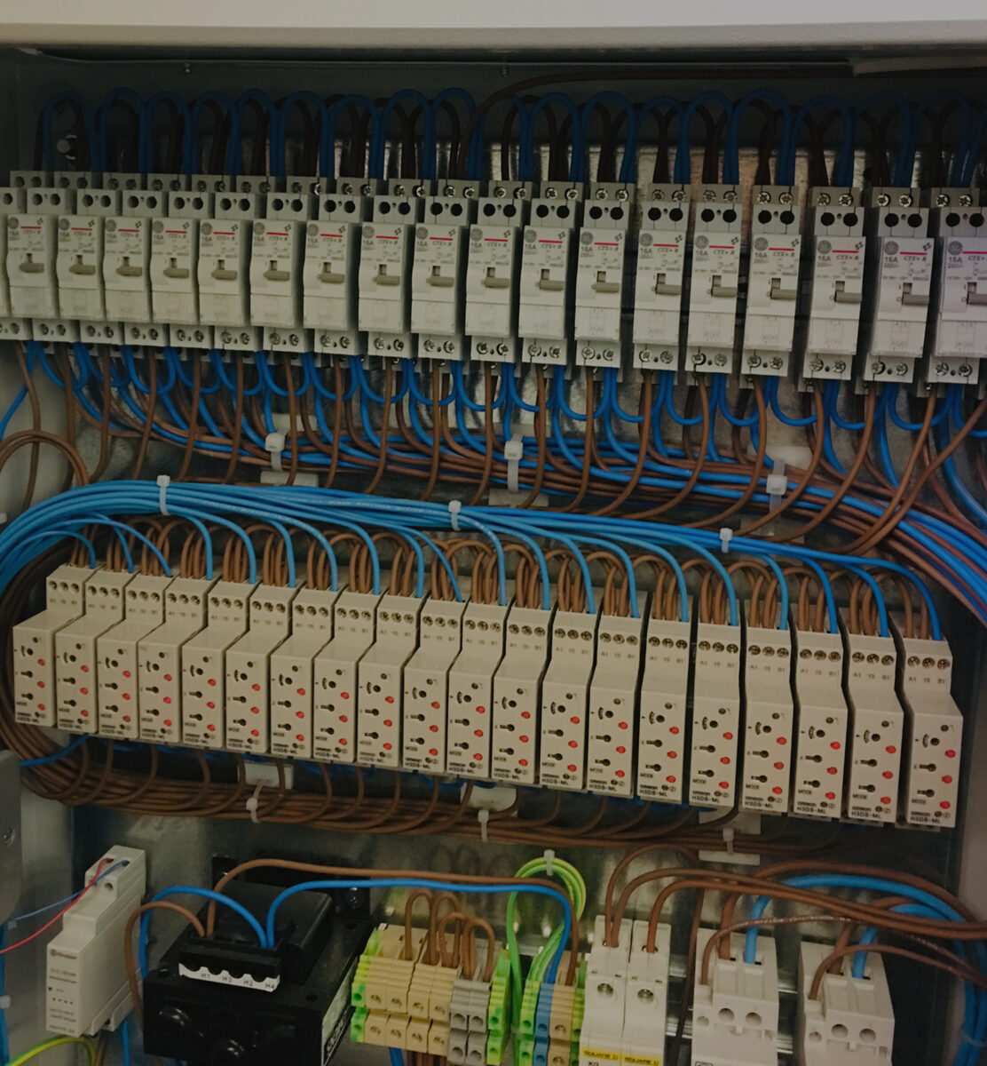 Heating control panel with carefully organised terminal blocks